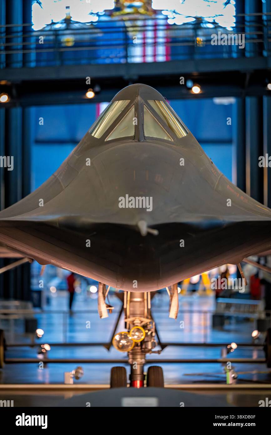 CHANTILLY, Virginia – das strategische Aufklärungsflugzeug Lockheed SR-71 Blackbird, das im Steven F. Udvar-Hazy Center des Smithsonian National Air and Space Museum ausgestellt wird, ist das weltweit schnellste einsatzfähige Flugzeug. Dieses spezielle Flugzeug mit der Seriennummer 61–7972 absolvierte während seiner 24-jährigen Dienstlaufbahn von 1966 bis 1990 insgesamt 900 Flüge, darunter 197 Kampfeinsätze, wobei es dauerhafte Geschwindigkeiten über Mach 3,2 und Betriebshöhen über 85.000 Fuß erreichte. Die SR-71 wurde während des Kalten Krieges von Kelly Johnsons Lockheed Skunk Works Team entwickelt und führte strategische Aufklärungsmeilen durch Stockfoto