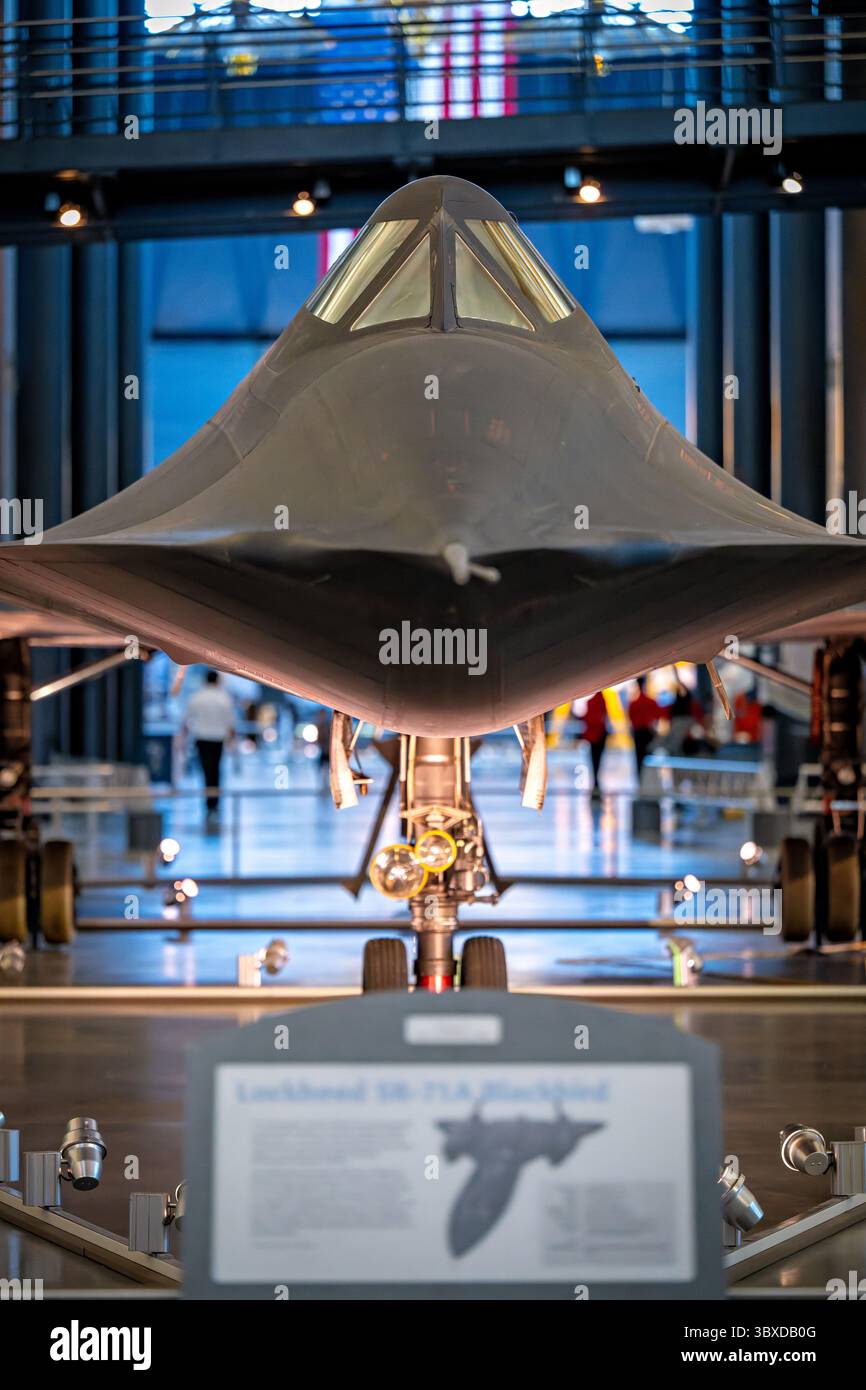 CHANTILLY, Virginia – das strategische Aufklärungsflugzeug Lockheed SR-71 Blackbird, das im Steven F. Udvar-Hazy Center des Smithsonian National Air and Space Museum ausgestellt wird, ist das weltweit schnellste einsatzfähige Flugzeug. Dieses spezielle Flugzeug mit der Seriennummer 61–7972 absolvierte während seiner 24-jährigen Dienstlaufbahn von 1966 bis 1990 insgesamt 900 Flüge, darunter 197 Kampfeinsätze, wobei es dauerhafte Geschwindigkeiten über Mach 3,2 und Betriebshöhen über 85.000 Fuß erreichte. Die SR-71 wurde während des Kalten Krieges von Kelly Johnsons Lockheed Skunk Works Team entwickelt und führte strategische Aufklärungsmeilen durch Stockfoto