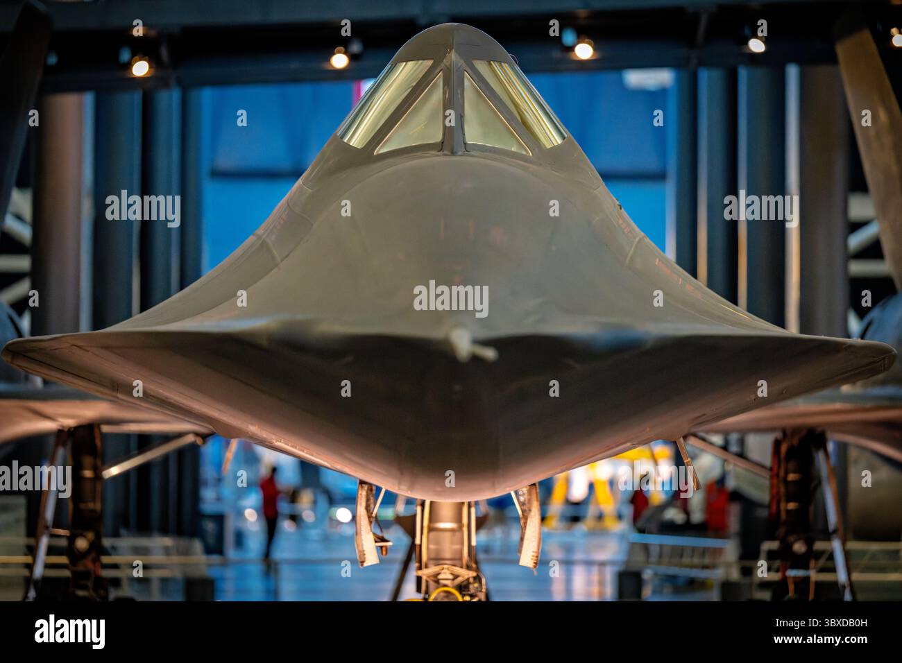 CHANTILLY, Virginia – das strategische Aufklärungsflugzeug Lockheed SR-71 Blackbird, das im Steven F. Udvar-Hazy Center des Smithsonian National Air and Space Museum ausgestellt wird, ist das weltweit schnellste einsatzfähige Flugzeug. Dieses spezielle Flugzeug mit der Seriennummer 61–7972 absolvierte während seiner 24-jährigen Dienstlaufbahn von 1966 bis 1990 insgesamt 900 Flüge, darunter 197 Kampfeinsätze, wobei es dauerhafte Geschwindigkeiten über Mach 3,2 und Betriebshöhen über 85.000 Fuß erreichte. Die SR-71 wurde während des Kalten Krieges von Kelly Johnsons Lockheed Skunk Works Team entwickelt und führte strategische Aufklärungsmeilen durch Stockfoto