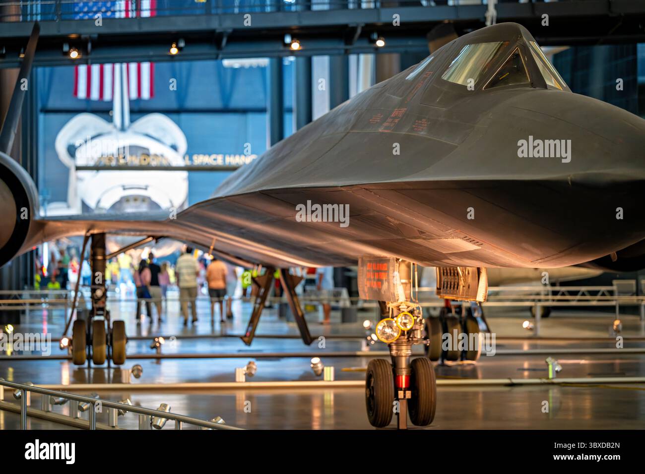 CHANTILLY, Virginia – das strategische Aufklärungsflugzeug Lockheed SR-71 Blackbird, das im Steven F. Udvar-Hazy Center des Smithsonian National Air and Space Museum ausgestellt wird, ist das weltweit schnellste einsatzfähige Flugzeug. Dieses spezielle Flugzeug mit der Seriennummer 61-7972 absolvierte während seiner 24-jährigen Dienstlaufbahn von 1966 bis 1990 insgesamt 900 Flüge, darunter 197 Kampfeinsätze, wobei es dauerhafte Geschwindigkeiten von mehr als Mach 3,2 (2.455 mph/3.951 km/h) und Betriebshöhen von über 85.000 Fuß (25.908 Meter) erreichte. Entwickelt von Kelly Johnsons Lockheed Skunk Works Team während des Kalten Krieges, die SR-71 Conduc Stockfoto