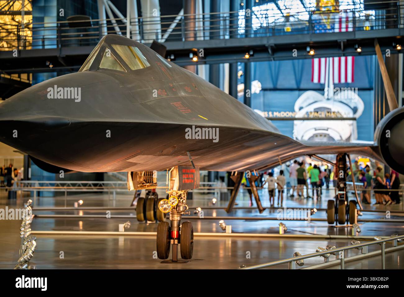 CHANTILLY, Virginia – das strategische Aufklärungsflugzeug Lockheed SR-71 Blackbird, das im Steven F. Udvar-Hazy Center des Smithsonian National Air and Space Museum ausgestellt wird, ist das weltweit schnellste einsatzfähige Flugzeug. Dieses spezielle Flugzeug mit der Seriennummer 61-7972 absolvierte während seiner 24-jährigen Dienstlaufbahn von 1966 bis 1990 insgesamt 900 Flüge, darunter 197 Kampfeinsätze, wobei es dauerhafte Geschwindigkeiten von mehr als Mach 3,2 (2.455 mph/3.951 km/h) und Betriebshöhen von über 85.000 Fuß (25.908 Meter) erreichte. Entwickelt von Kelly Johnsons Lockheed Skunk Works Team während des Kalten Krieges, die SR-71 Conduc Stockfoto