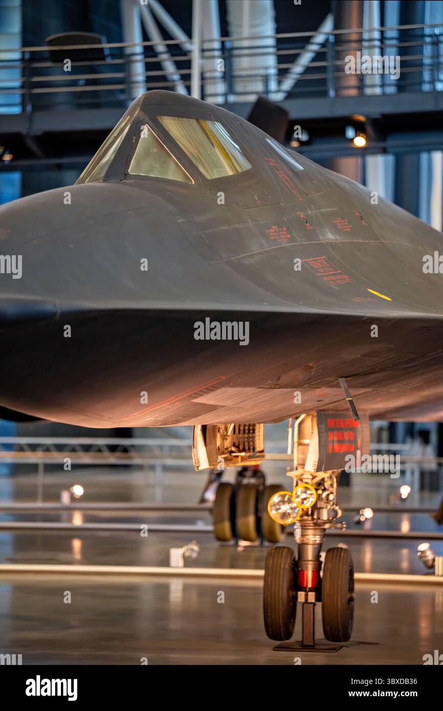 CHANTILLY, Virginia – das strategische Aufklärungsflugzeug Lockheed SR-71 Blackbird, das im Steven F. Udvar-Hazy Center des Smithsonian National Air and Space Museum ausgestellt wird, ist das weltweit schnellste einsatzfähige Flugzeug. Dieses spezielle Flugzeug mit der Seriennummer 61–7972 absolvierte während seiner 24-jährigen Dienstlaufbahn von 1966 bis 1990 insgesamt 900 Flüge, darunter 197 Kampfeinsätze, wobei es dauerhafte Geschwindigkeiten über Mach 3,2 und Betriebshöhen über 85.000 Fuß erreichte. Die SR-71 wurde während des Kalten Krieges von Kelly Johnsons Lockheed Skunk Works Team entwickelt und führte strategische Aufklärungsmeilen durch Stockfoto