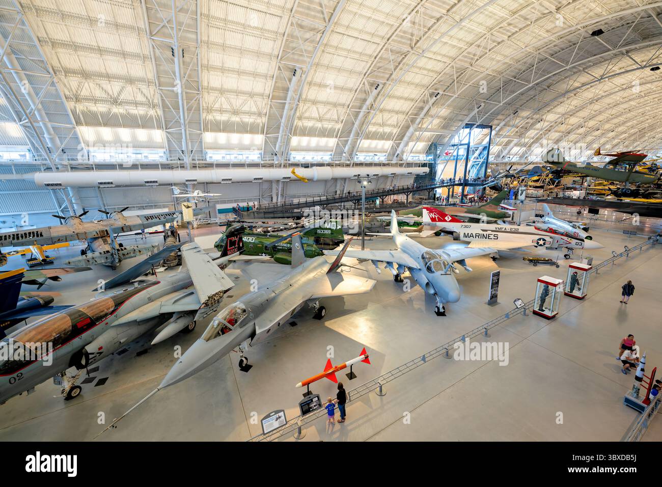 CHANTILLY, Virginia — Militärflugzeuge werden im Boeing Aviation Hangar im Steven F. Udvar-Hazy Center ausgestellt, der Begleiteinrichtung des National Air and Space Museum. Der Hangar beherbergt eine bedeutende Sammlung militärischer Luftfahrt-Artefakte als Teil der umfangreichen Sammlung der Luft- und Raumfahrt der Smithsonian Institution. Das Steven F. Udvar-Hazy Center wurde 2003 in der Nähe des Washington Dulles International Airport eröffnet, um Flugzeuge und Raumfahrzeuge aufzunehmen, die zu groß sind, um sie im Hauptmuseum der National Mall zu präsentieren. Die Anlage ist nach Steven F. Udvar-Hazy, einem ungarisch-amerikanischen Unternehmen, benannt Stockfoto
