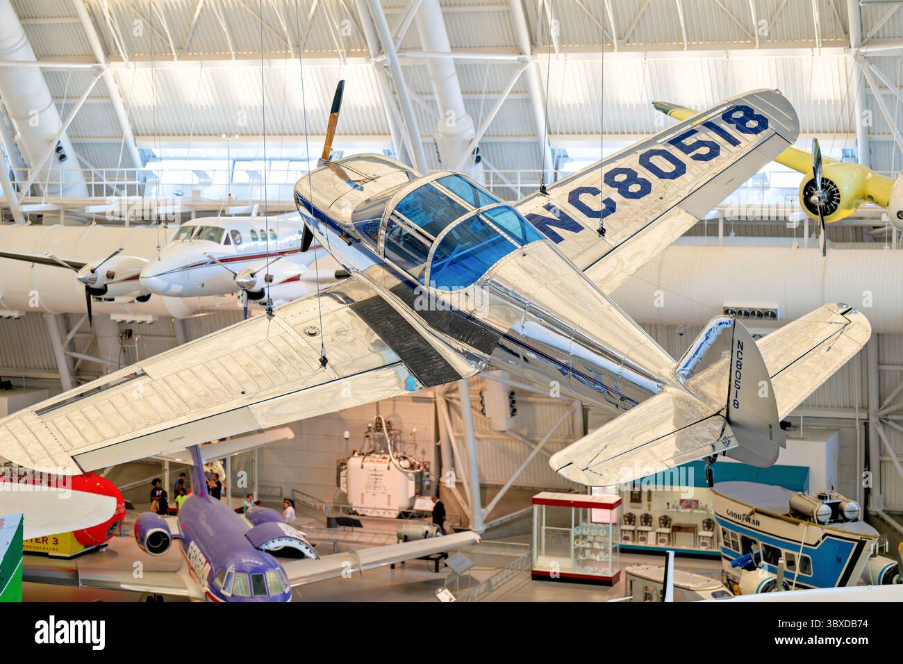 CHANTILLY, Virginia — das ausgestellte Flugzeug Globe Swift GC-1A stellt einen bedeutenden Fortschritt im Design der allgemeinen Luftfahrt der Nachkriegszeit dar, das von der Globe Aircraft Corporation von 1946 bis 1951 produziert wurde. Dieses Modell aus dem Jahr 1946 war das einzige mehrsitzige, komplexe, nicht experimentelle Flugzeug seiner Ära in den Vereinigten Staaten mit einer Leistung von 100 PS, das eine Vollmetallkonstruktion mit schlanken Linien und einem einziehbaren Fahrwerk hatte, das ein fighter-ähnliches Handling bot. Das Flugzeug wurde 1975 von Ludlow „Pete“ King gekauft, der es in nahezu originalgetreuen Zustand restaurierte und den Großteil der Alclad-Anlage behielt Stockfoto