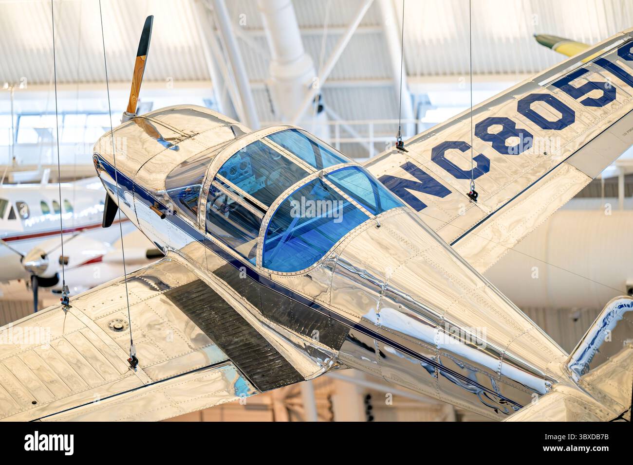CHANTILLY, Virginia — das ausgestellte Flugzeug Globe Swift GC-1A stellt einen bedeutenden Fortschritt im Design der allgemeinen Luftfahrt der Nachkriegszeit dar, das von der Globe Aircraft Corporation von 1946 bis 1951 produziert wurde. Dieses Modell aus dem Jahr 1946 war das einzige mehrsitzige, komplexe, nicht experimentelle Flugzeug seiner Ära in den Vereinigten Staaten mit einer Leistung von 100 PS, das eine Vollmetallkonstruktion mit schlanken Linien und einem einziehbaren Fahrwerk hatte, das ein fighter-ähnliches Handling bot. Das Flugzeug wurde 1975 von Ludlow „Pete“ King gekauft, der es in nahezu originalgetreuen Zustand restaurierte und den Großteil der Alclad-Anlage behielt Stockfoto