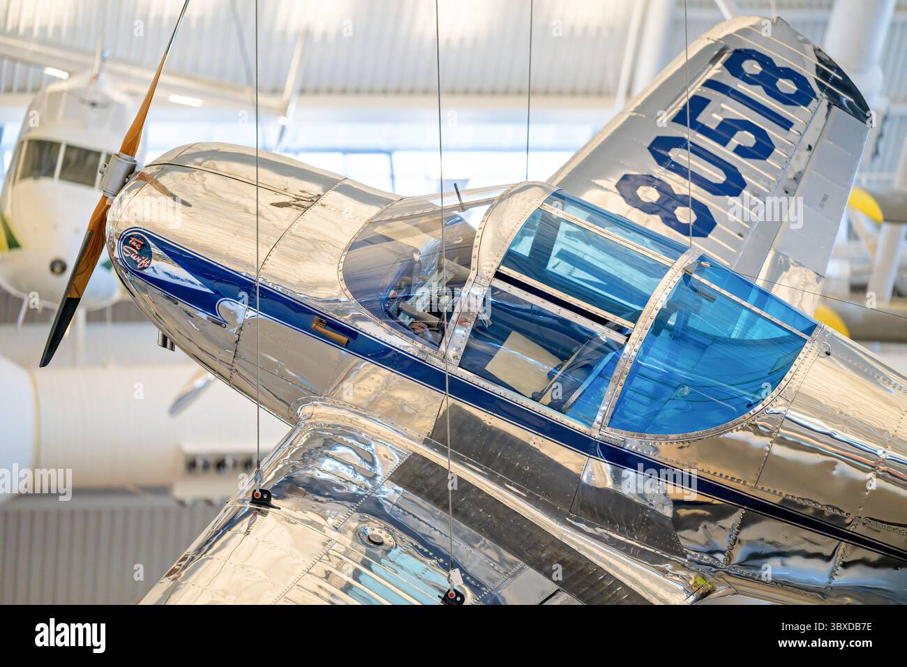 CHANTILLY, Virginia — das ausgestellte Flugzeug Globe Swift GC-1A stellt einen bedeutenden Fortschritt im Design der allgemeinen Luftfahrt der Nachkriegszeit dar, das von der Globe Aircraft Corporation von 1946 bis 1951 produziert wurde. Dieses Modell aus dem Jahr 1946 war das einzige mehrsitzige, komplexe, nicht experimentelle Flugzeug seiner Ära in den Vereinigten Staaten mit einer Leistung von 100 PS, das eine Vollmetallkonstruktion mit schlanken Linien und einem einziehbaren Fahrwerk hatte, das ein fighter-ähnliches Handling bot. Das Flugzeug wurde 1975 von Ludlow „Pete“ King gekauft, der es in nahezu originalgetreuen Zustand restaurierte und den Großteil der Alclad-Anlage behielt Stockfoto