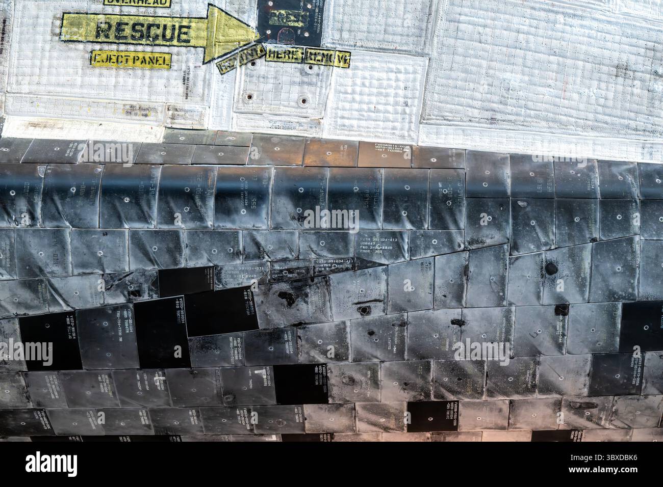 CHANTILLY, Virginia – verbrannte Hitzeschilde sind im vorderen Abschnitt des Space Shuttle Discovery zu sehen, der im James S. McDonnell Space Hangar im Steven F. Udvar-Hazy Center des Smithsonian National Air and Space Museum ausgestellt ist. Die Discovery absolvierte 39 Missionen von 1984 bis 2011, mehr als jedes andere Raumschiff in der Geschichte. Sie sammelte 365 Tage im Weltraum und reiste 149 Millionen Meilen (240 Millionen Kilometer). Der Orbiter diente sowohl nach der Challenger-Katastrophe 1986 als auch nach der Columbia-Katastrophe 2003 als „Return to Flight“ der NASA. Die Discovery setzte das Hubble Space Telesc ein Stockfoto