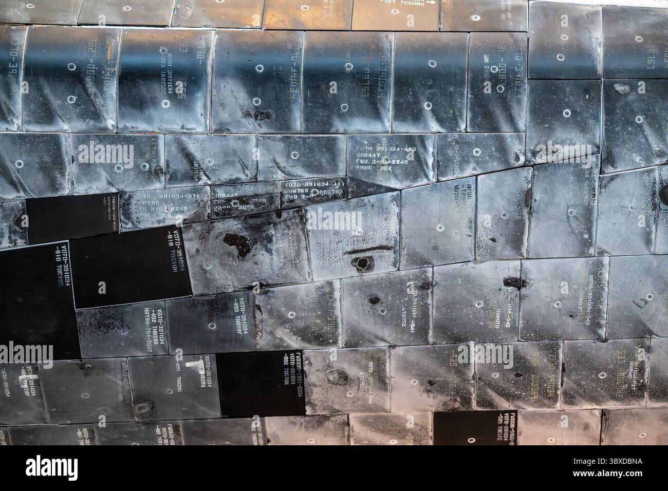 CHANTILLY, Virginia – verbrannte Hitzeschilde sind im vorderen Abschnitt des Space Shuttle Discovery zu sehen, der im James S. McDonnell Space Hangar im Steven F. Udvar-Hazy Center des Smithsonian National Air and Space Museum ausgestellt ist. Die Discovery absolvierte 39 Missionen von 1984 bis 2011, mehr als jedes andere Raumschiff in der Geschichte. Sie sammelte 365 Tage im Weltraum und reiste 149 Millionen Meilen (240 Millionen Kilometer). Der Orbiter diente sowohl nach der Challenger-Katastrophe 1986 als auch nach der Columbia-Katastrophe 2003 als „Return to Flight“ der NASA. Die Discovery setzte das Hubble Space Telesc ein Stockfoto