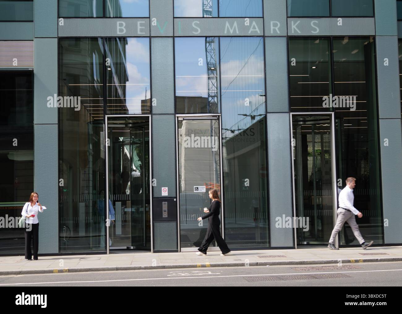 Bury Court, ein prominentes Bürogebäude in 6 Bevis Marks in der City of London, steht neben der berühmten St. Mary Axe (The Gherkin) aus dem Jahr 30 und ist Teil des blühenden Finanz- und Geschäftsviertels der Hauptstadt Stockfoto