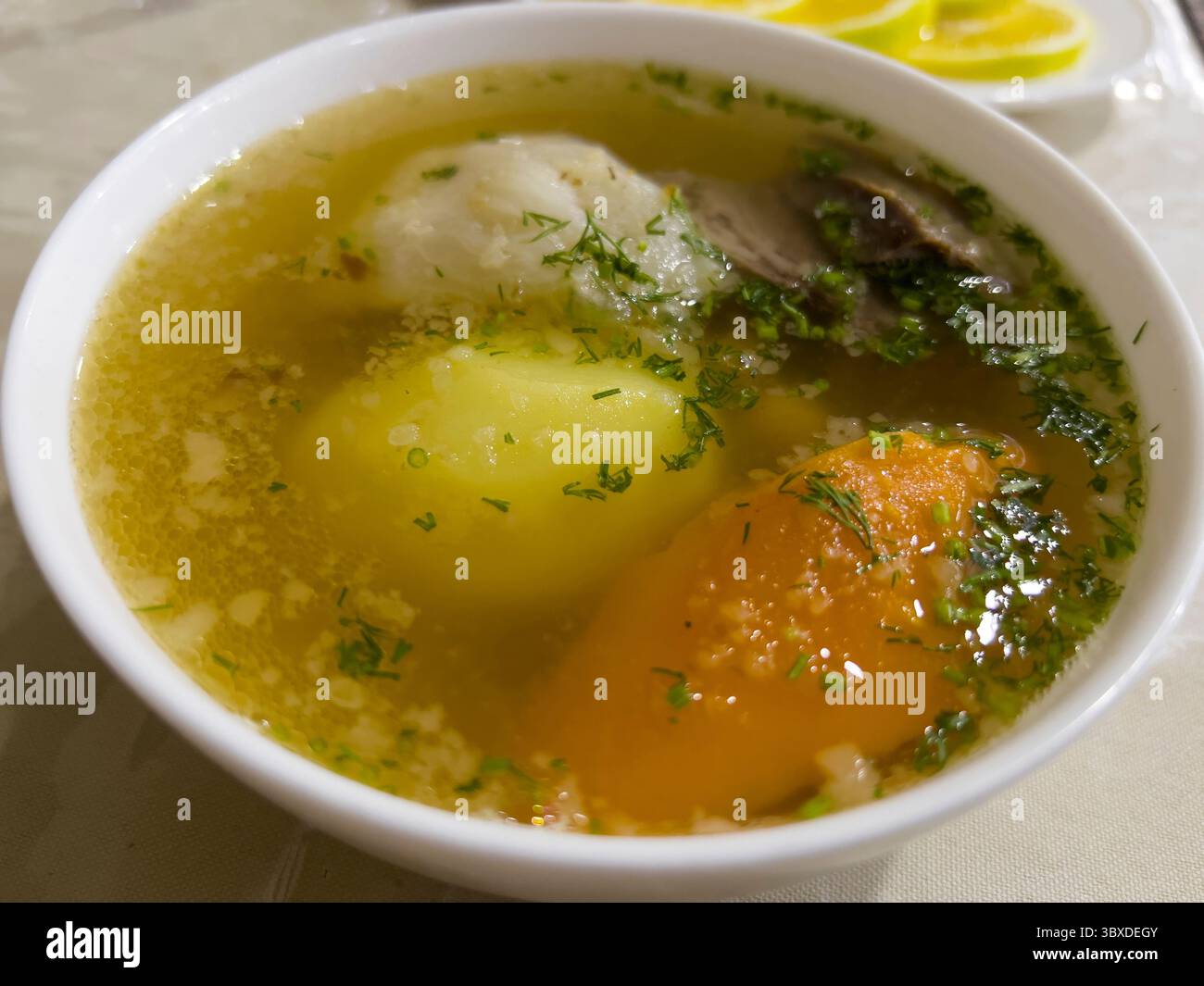 Usbekische Gemüsesuppe mit Rindfleisch. Stockfoto