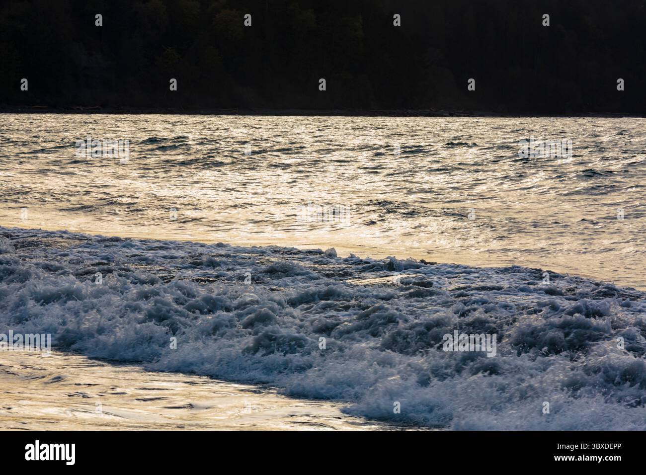 Raues Wasser auf dem Puget Sound vor Seattle und der Schatten eines Schiffes. Stockfoto