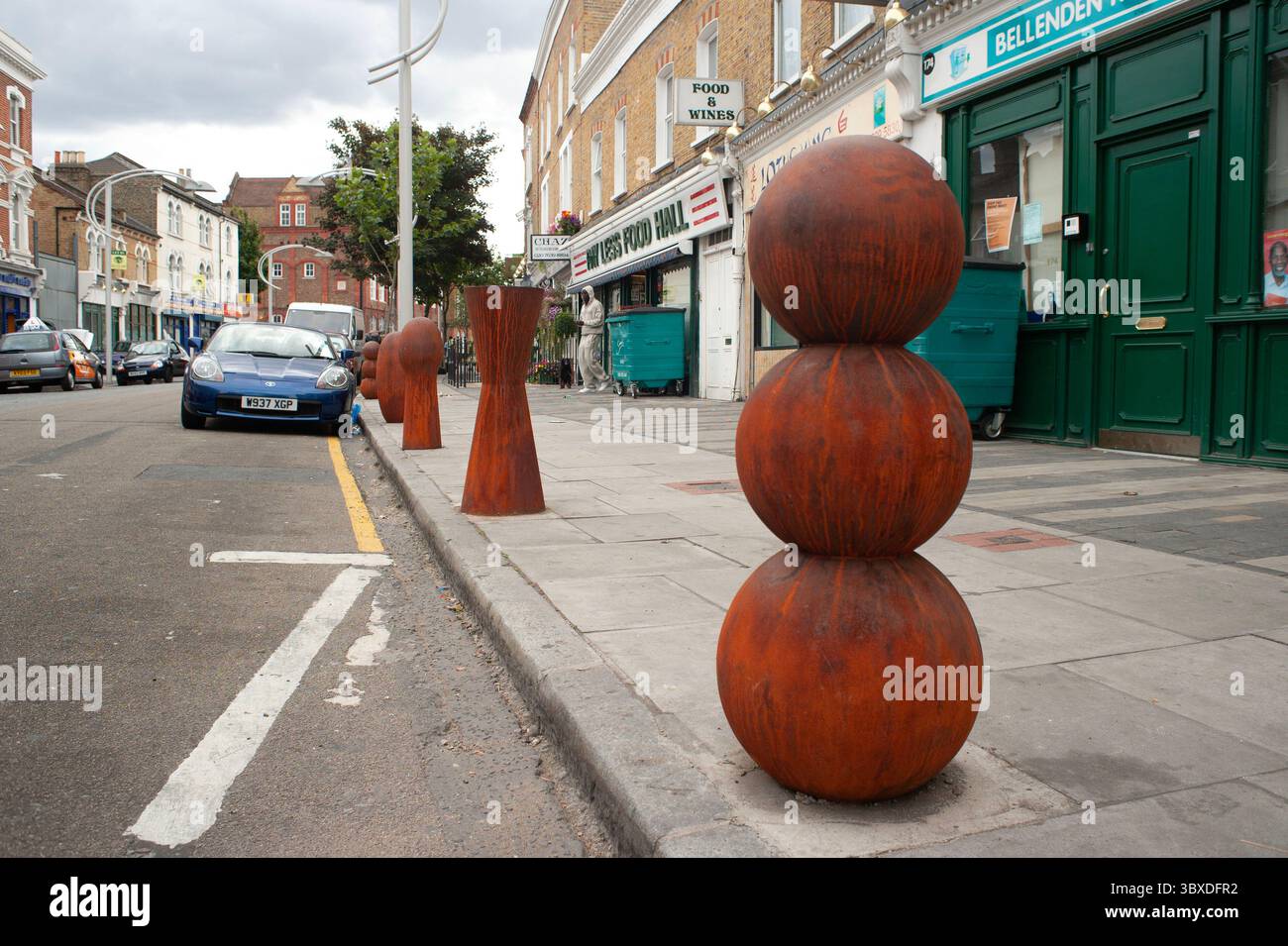 Anthony Gormley skulpturale Verkehrspoller, die 2003 in der Bellenden Road im Süden Londons installiert wurden Stockfoto