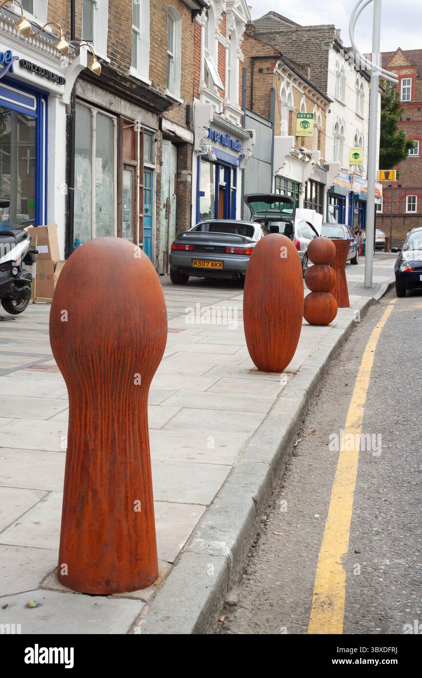 Anthony Gormley skulpturale Verkehrspoller, die 2003 in der Bellenden Road im Süden Londons installiert wurden Stockfoto