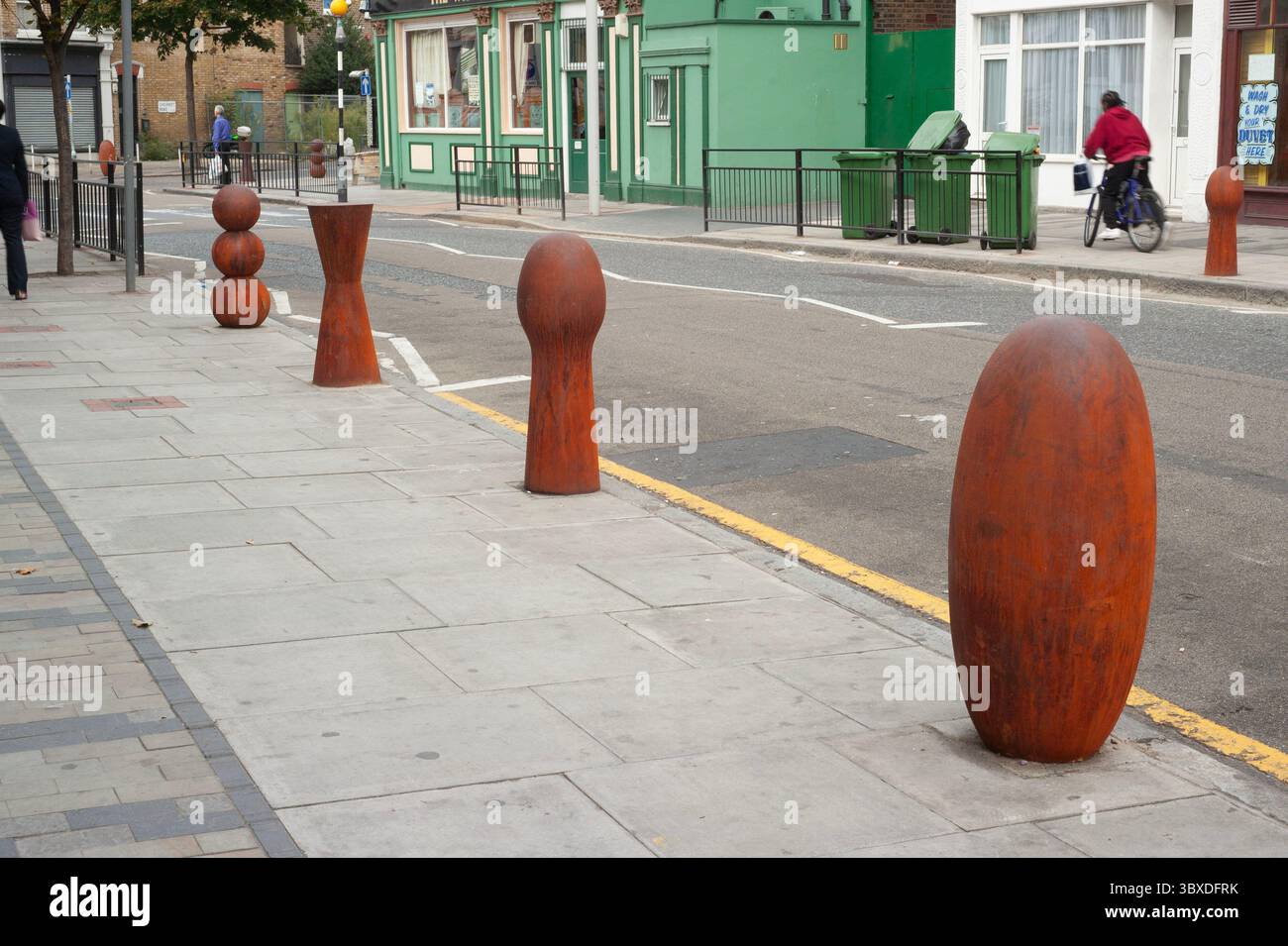 Anthony Gormley skulpturale Verkehrspoller, die 2003 in der Bellenden Road im Süden Londons installiert wurden Stockfoto