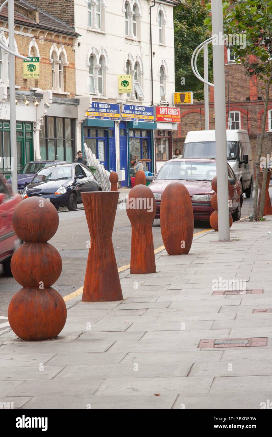 Anthony Gormley skulpturale Verkehrspoller, die 2003 in der Bellenden Road im Süden Londons installiert wurden Stockfoto