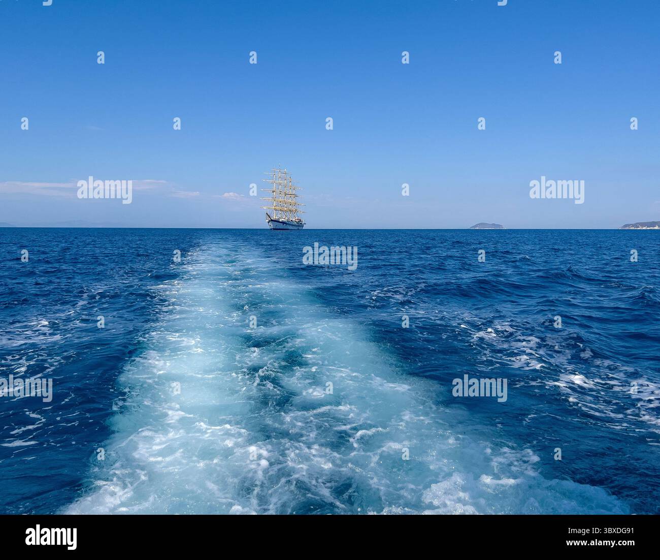 Das große Segelschiff auf dem Mittelmeer. Stockfoto