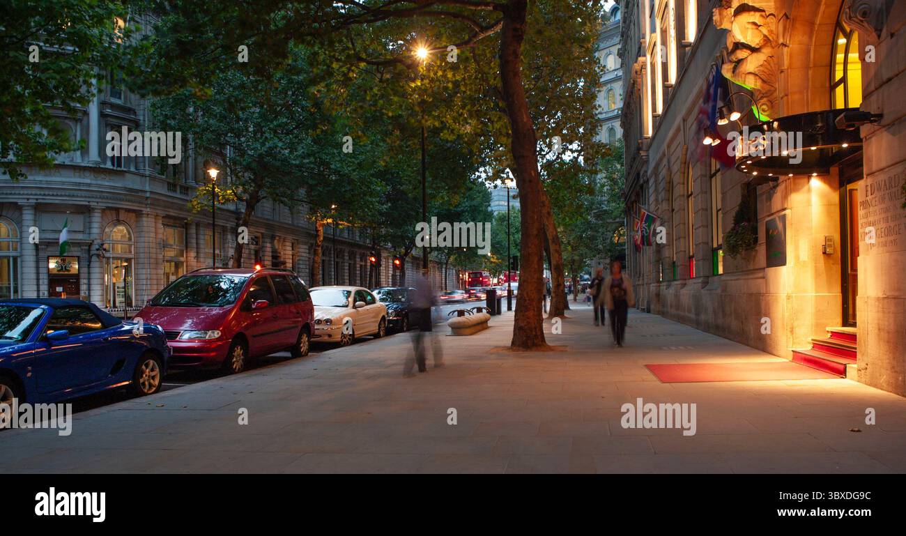Northumberland Avenue in Central London, Großbritannien, in der Abenddämmerung, im Jahr 2003 Stockfoto