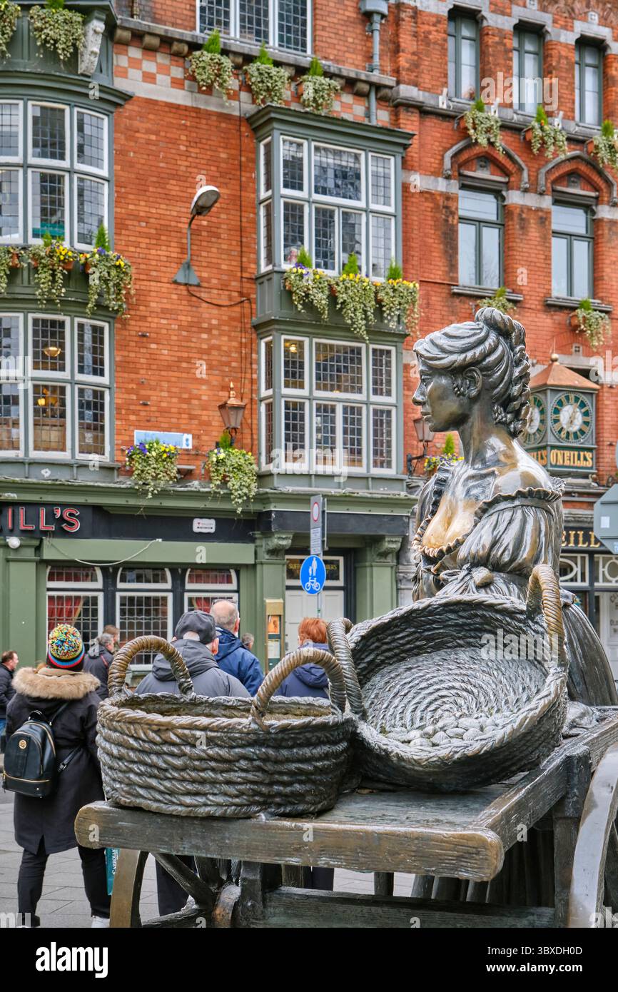 Molly Malone, eine Statue der Künstlerin Jeanne Rynhart, die 1988 zur Feier des ersten Jahrtausends Dublins errichtet wurde. Dublin, Republik Irland Stockfoto