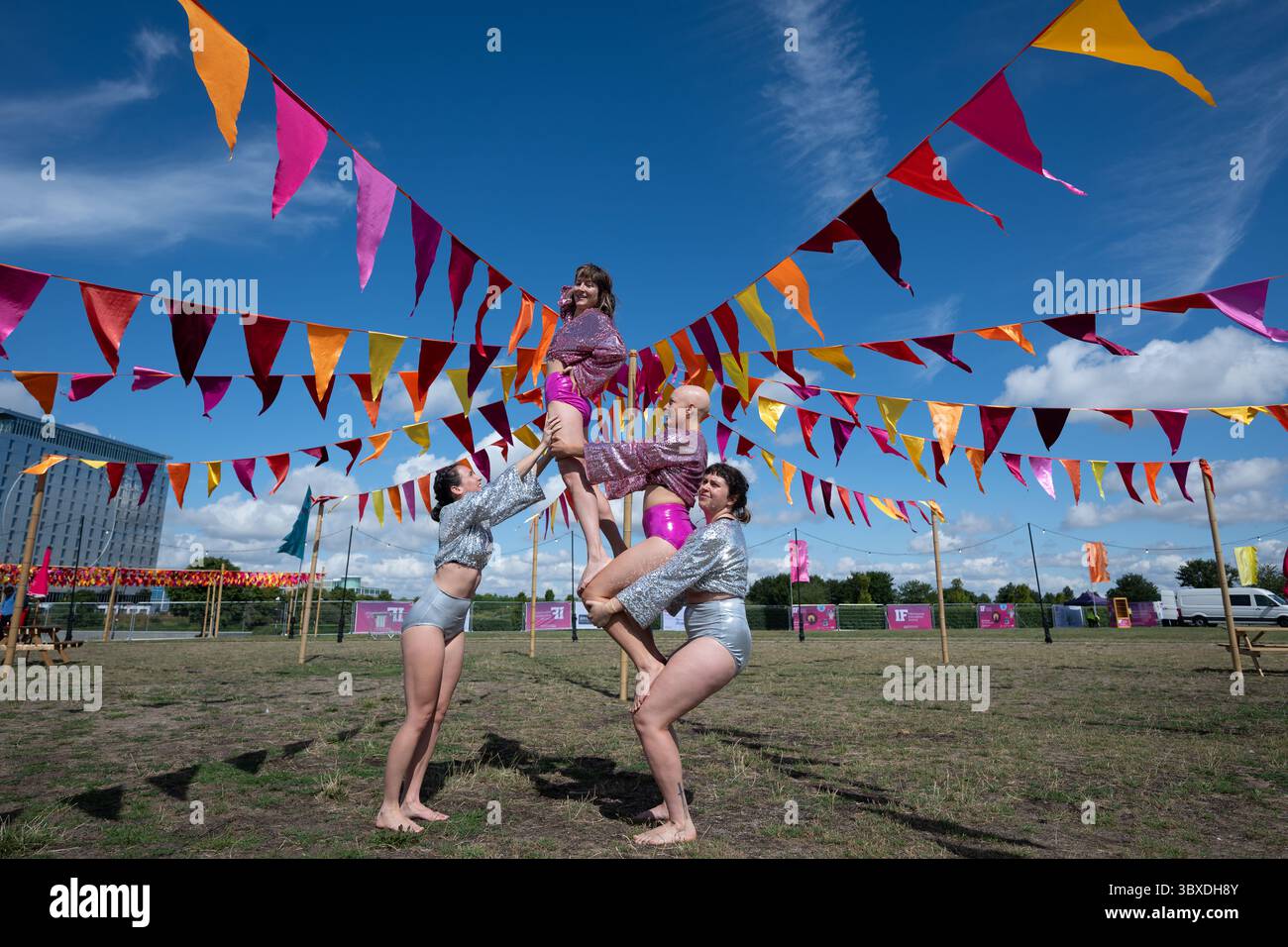 Milton Keynes, Großbritannien, 18. Juli 2025, ist der Beginn des Milton Keynes International Festivals. Eröffnung vom 18. Juli bis 27. Juli 2025, ein Festival mit Installationen und Aufführungen, Zirkus, Comedy und Live-Musik. Fotos von Yuck Circus-Künstlern aus Australien, Andrew Lalchan Photography/Alamy Live News Stockfoto