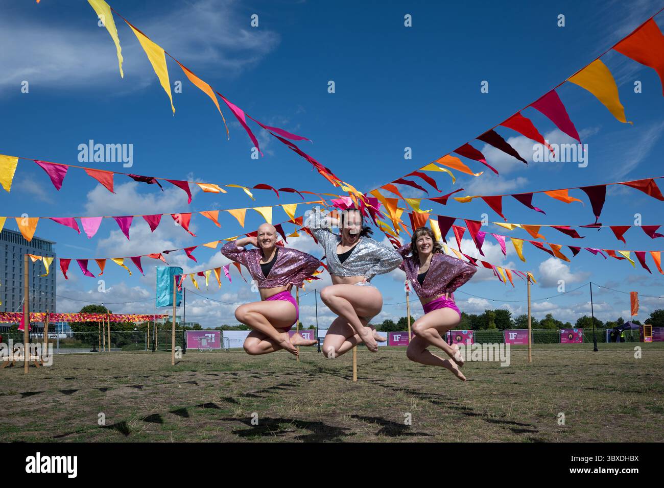 Milton Keynes, Großbritannien, 18. Juli 2025, ist der Beginn des Milton Keynes International Festivals. Eröffnung vom 18. Juli bis 27. Juli 2025, ein Festival mit Installationen und Aufführungen, Zirkus, Comedy und Live-Musik. Fotos von Yuck Circus-Künstlern aus Australien, Andrew Lalchan Photography/Alamy Live News Stockfoto