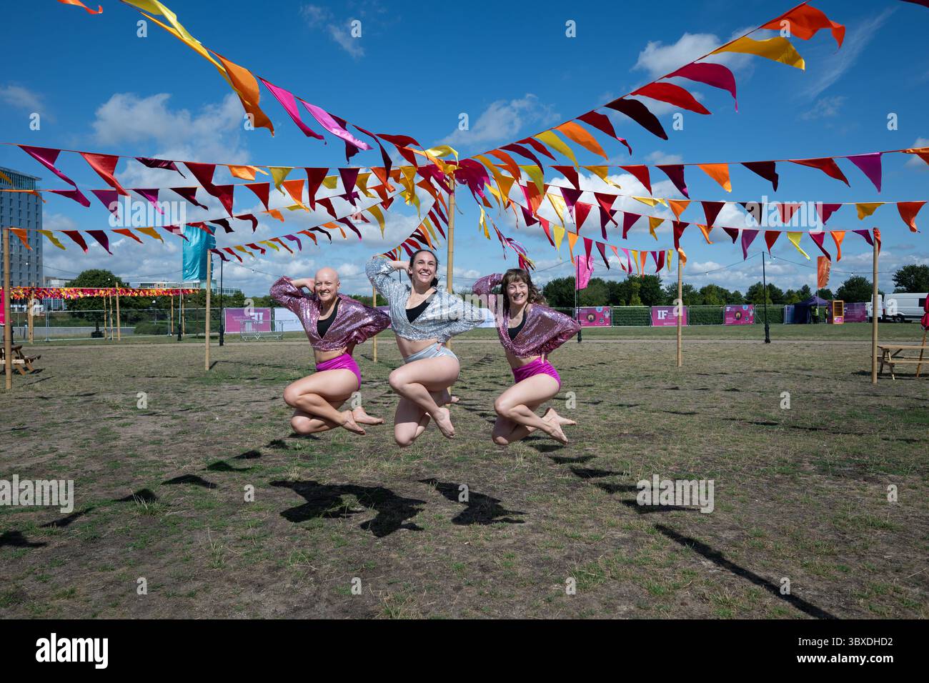 Milton Keynes, Großbritannien, 18. Juli 2025, ist der Beginn des Milton Keynes International Festivals. Eröffnung vom 18. Juli bis 27. Juli 2025, ein Festival mit Installationen und Aufführungen, Zirkus, Comedy und Live-Musik. Fotos von Yuck Circus-Künstlern aus Australien, Andrew Lalchan Photography/Alamy Live News Stockfoto