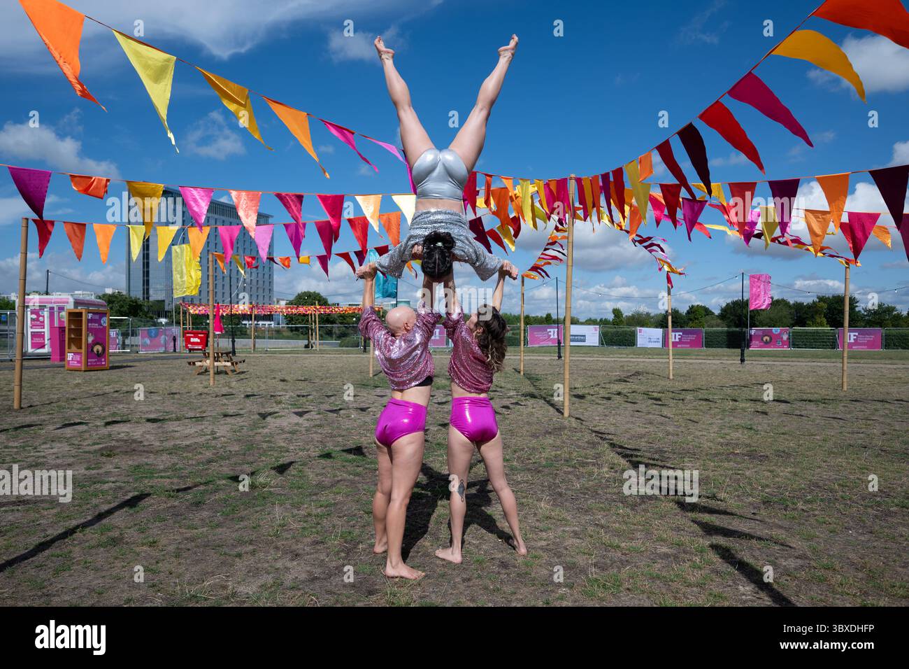 Milton Keynes, Großbritannien, 18. Juli 2025, ist der Beginn des Milton Keynes International Festivals. Eröffnung vom 18. Juli bis 27. Juli 2025, ein Festival mit Installationen und Aufführungen, Zirkus, Comedy und Live-Musik. Fotos von Yuck Circus-Künstlern aus Australien, Andrew Lalchan Photography/Alamy Live News Stockfoto