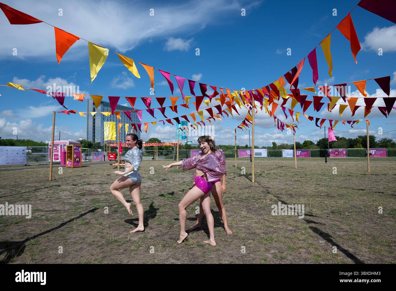Milton Keynes, Großbritannien, 18. Juli 2025, ist der Beginn des Milton Keynes International Festivals. Eröffnung vom 18. Juli bis 27. Juli 2025, ein Festival mit Installationen und Aufführungen, Zirkus, Comedy und Live-Musik. Fotos von Yuck Circus-Künstlern aus Australien, Andrew Lalchan Photography/Alamy Live News Stockfoto
