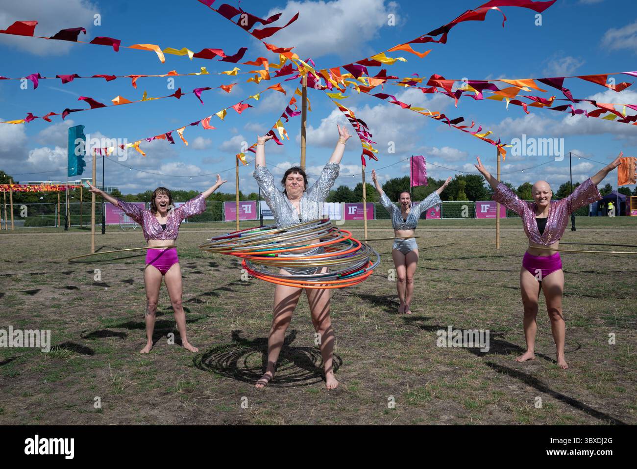 Milton Keynes, Großbritannien, 18. Juli 2025, ist der Beginn des Milton Keynes International Festivals. Eröffnung vom 18. Juli bis 27. Juli 2025, ein Festival mit Installationen und Aufführungen, Zirkus, Comedy und Live-Musik. Fotos von Yuck Circus-Künstlern aus Australien, Andrew Lalchan Photography/Alamy Live News Stockfoto