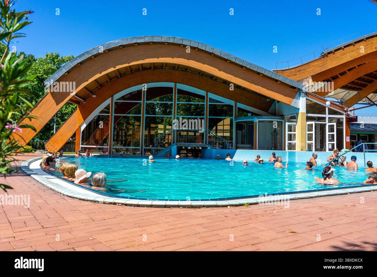 06.30.2025 - Bukfurdo, Ungarn: Menschen, die sich beim Baden erholen, heilen in Bukfurdo Ungarn. Stockfoto