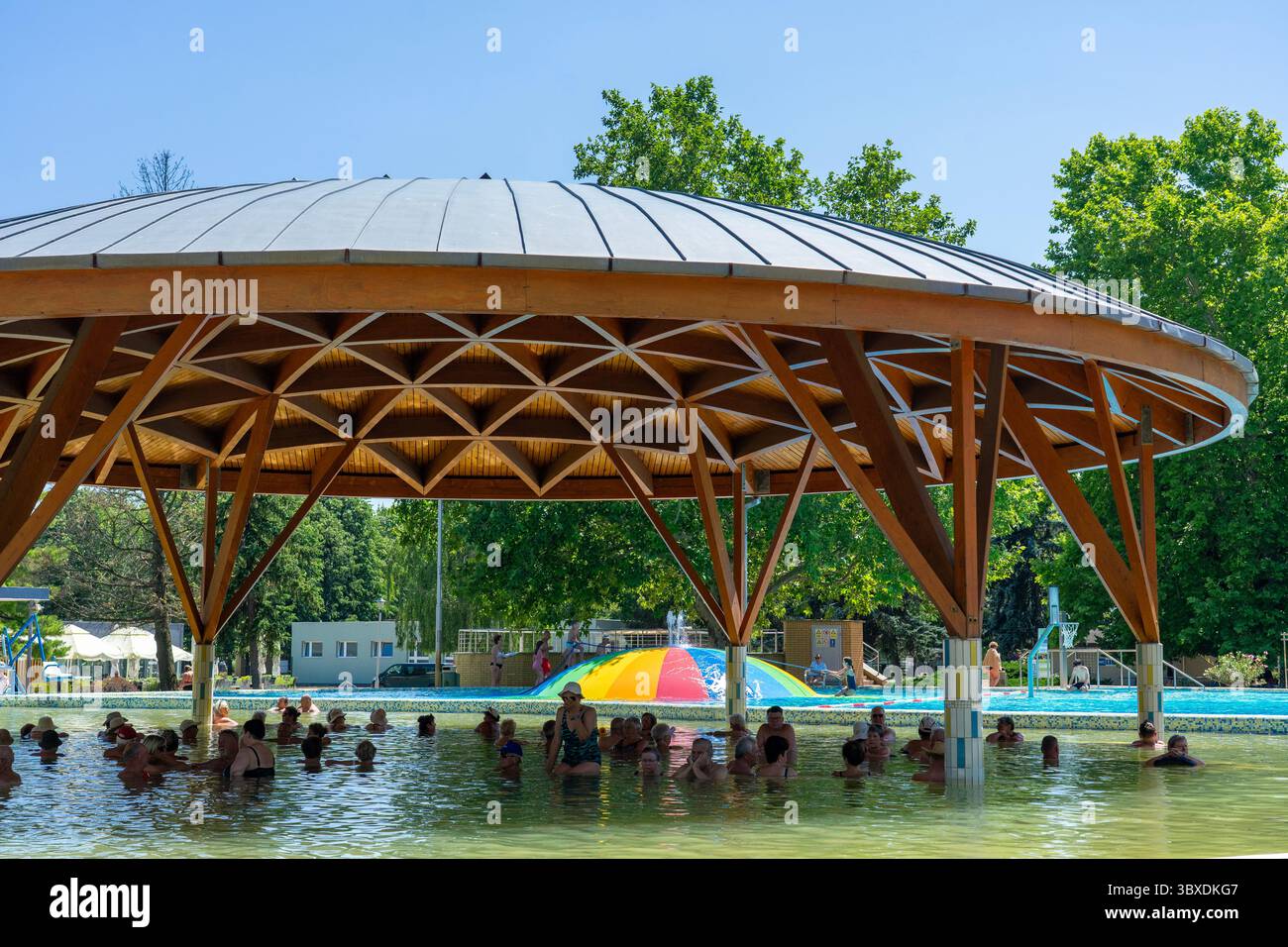 06.30.2025 - Bukfurdo, Ungarn: Menschen, die sich beim Baden erholen, heilen in Bukfurdo Ungarn. Stockfoto
