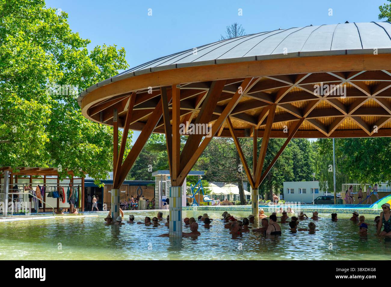 06.30.2025 - Bukfurdo, Ungarn: Menschen, die sich beim Baden erholen, heilen in Bukfurdo Ungarn. Stockfoto