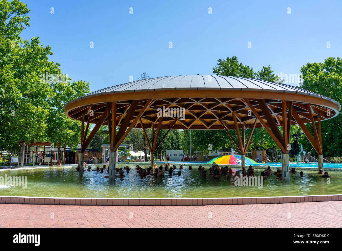 06.30.2025 - Bukfurdo, Ungarn: Menschen, die sich beim Baden erholen, heilen in Bukfurdo Ungarn. Stockfoto