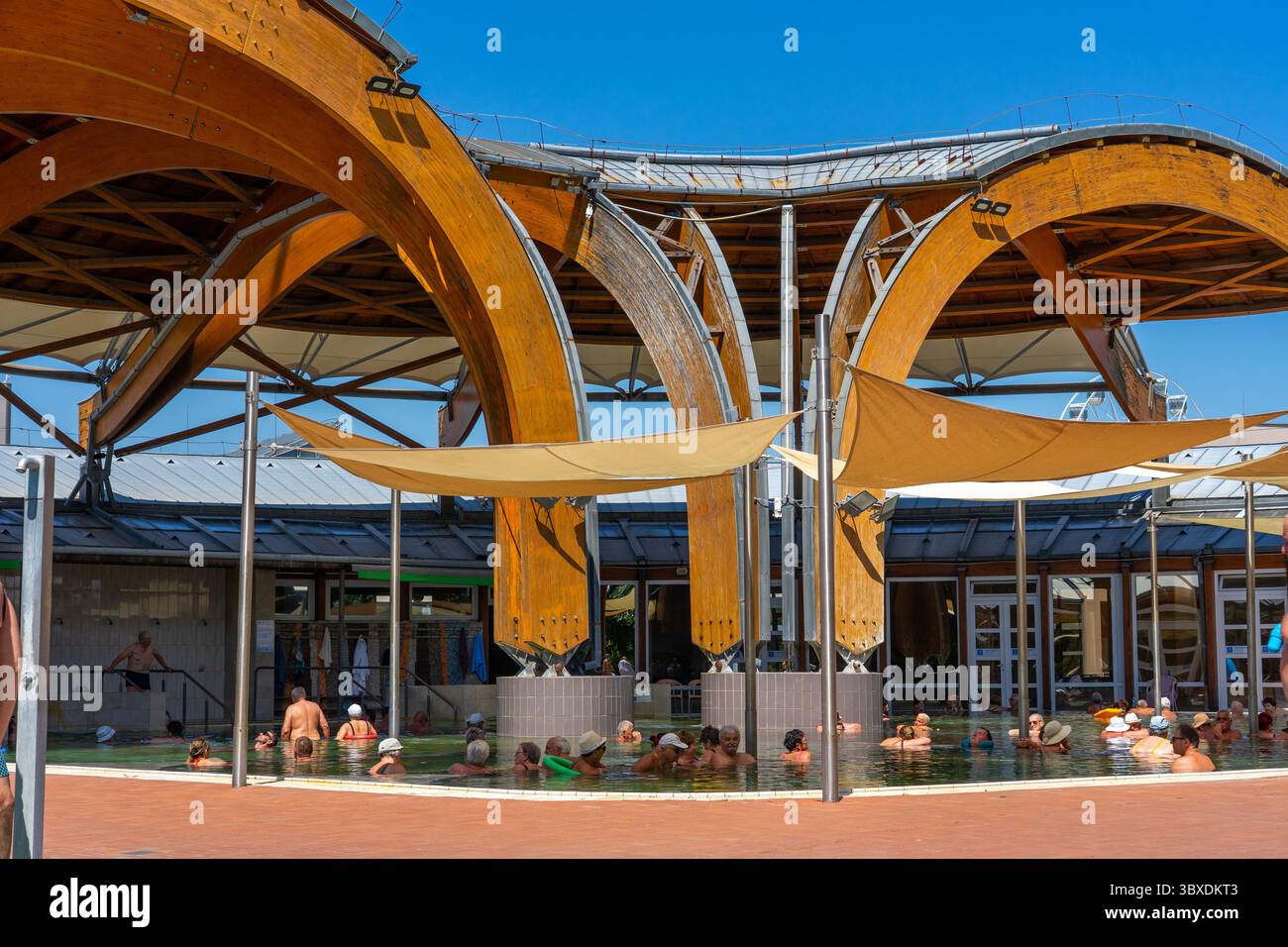 06.30.2025 - Bukfurdo, Ungarn: Menschen, die sich beim Baden erholen, heilen in Bukfurdo Ungarn. Stockfoto