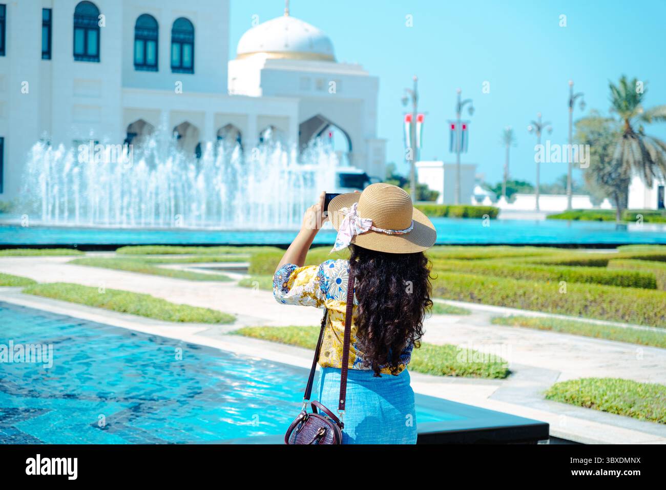 Tourist fotografiert einen Palast in Abu Dhabi Stockfoto