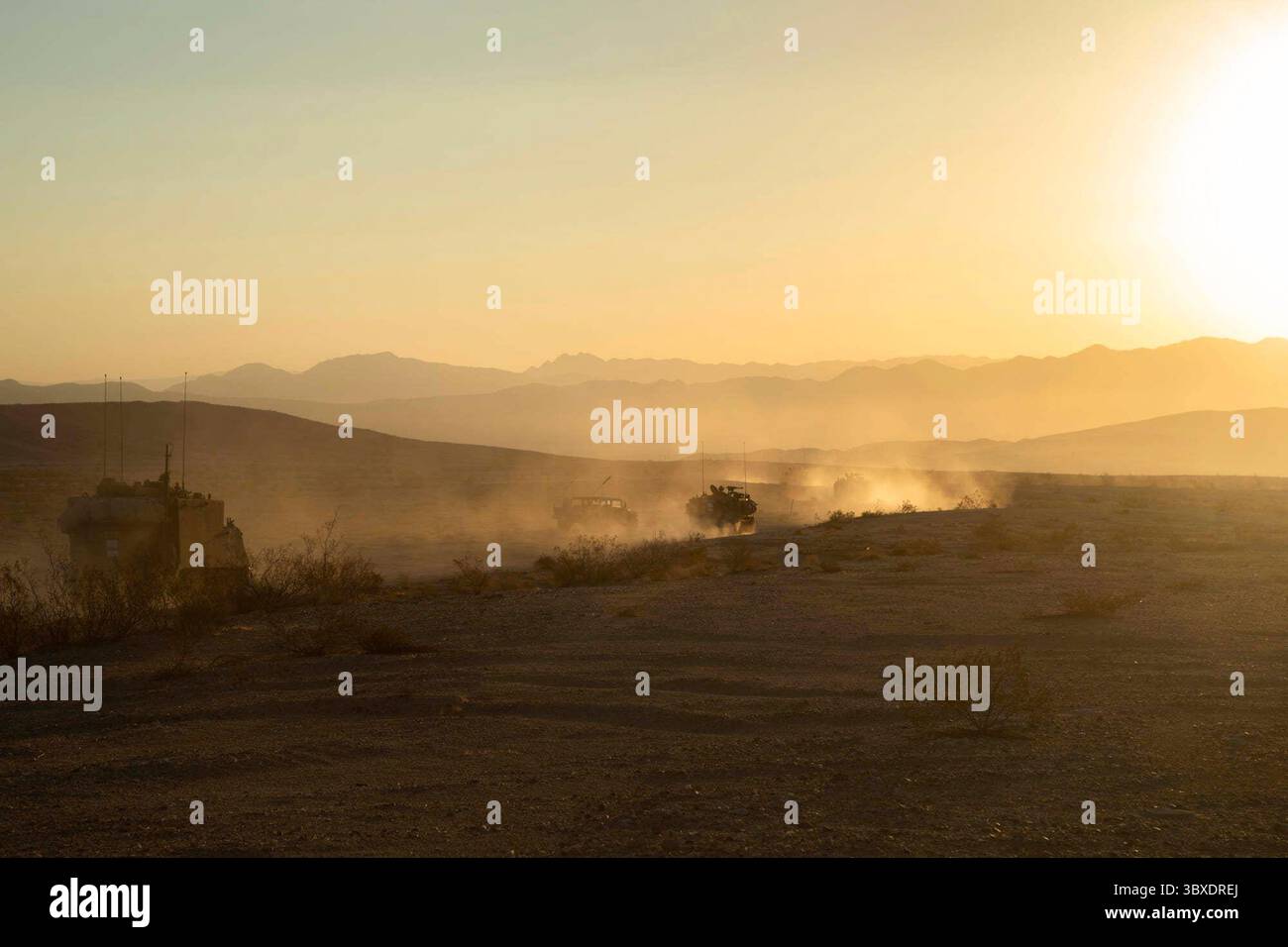 11. September 2021 - Fort Irwin, Kalifornien, USA - gepanzerte Fahrzeuge des 4. Bataillons, 70. Panzerregiment, 1. Panzerbrigade Combat Team, 1. Panzerdivision, ziehen in einem Konvoi während der entscheidenden Action Rotation 21-10 im National Training Center, Fort Irwin, Kalifornien, 11. September. Durch entschlossene Action-Rotation bleiben die Kampfteams der Brigade vielseitig, reaktionsfreudig und für aktuelle und zukünftige Eventualitäten stets verfügbar. Foto von SPC. Jordan Leroy, Operations Group, National Training Center. (Bild: © U.S. Marines/ZUMA Press Wire Service/ZUMAPRESS.com) Stockfoto
