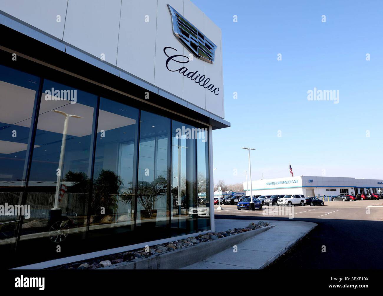 15. Oktober 2021: Die Front des Shaheen Cadillac Händlerbetriebs in Lansing, Michigan, am 17. März 2021. Ralph Shaheen hatte diesen neuen Cadillac-Händlerbetrieb für Elektrik gerüstet, um sein Los zukunftssicher zu machen, wo schließlich Ladestationen für kommende EV-Modelle von Cadillacs installiert werden. (Kreditbild: © Eric SEALS/TNS Via ZUMA Press Wire/TNS Via ZUMA Press Wire) Stockfoto