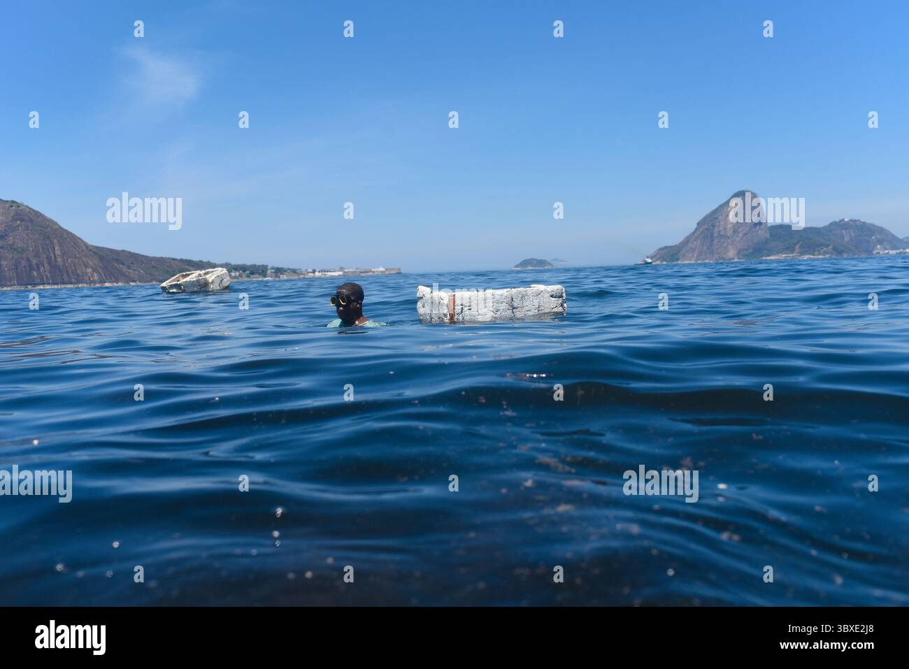 15. Oktober 2021, Rio de Janeiro, Rio de Janeiro, Brasilien: RIO DE JANEIRO, BRASILIEN â€“ 16. OKTOBER 2021, Rio de Janeiro, Rio de Janeiro Diskriminierung und Arbeit in verschmutztem Wasser: das Leben der Muschelsammler in Rio de Janeiro kämpfen Muschelfischer gegen die Verschmutzung der Guanabara Bay, inmitten der Corona-Virus-Covid19-Pandemie, die mehr als 602.000 Menschen tötete, sie versuchen zu überleben, Hunger, Armut und Arbeitslosigkeit im Land haben zugenommen, einige sind wegen Covid19 gestorben, Muschelpflücker arbeiten in Höhlen und tauchen mit Styroporschaum an ihren Füßen gebunden. Am Ufer sind sie c Stockfoto