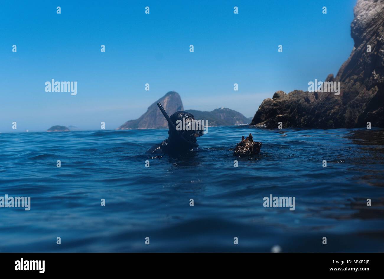 15. Oktober 2021, Rio de Janeiro, Rio de Janeiro, Brasilien: RIO DE JANEIRO, BRASILIEN â€“ 16. OKTOBER 2021, Rio de Janeiro, Rio de Janeiro Diskriminierung und Arbeit in verschmutztem Wasser: das Leben der Muschelsammler in Rio de Janeiro kämpfen Muschelfischer gegen die Verschmutzung der Guanabara Bay, inmitten der Corona-Virus-Covid19-Pandemie, die mehr als 602.000 Menschen tötete, sie versuchen zu überleben, Hunger, Armut und Arbeitslosigkeit im Land haben zugenommen, einige sind wegen Covid19 gestorben, Muschelpflücker arbeiten in Höhlen und tauchen mit Styroporschaum an ihren Füßen gebunden. Am Ufer sind sie c Stockfoto