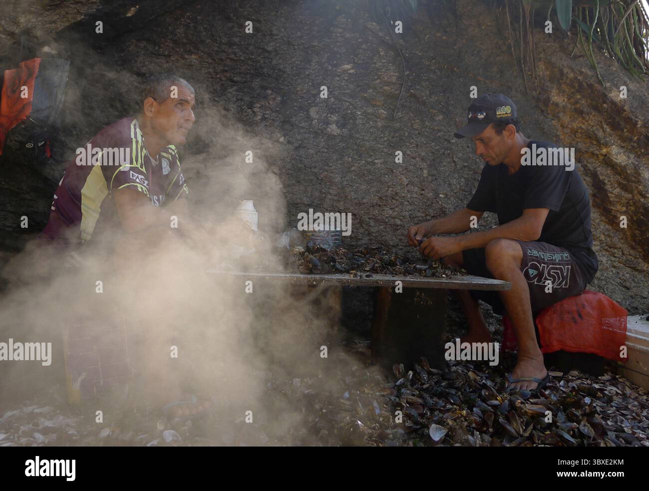 15. Oktober 2021, Rio de Janeiro, Rio de Janeiro, Brasilien: RIO DE JANEIRO, BRASILIEN â€“ 16. OKTOBER 2021, Rio de Janeiro, Rio de Janeiro Diskriminierung und Arbeit in verschmutztem Wasser: das Leben der Muschelsammler in Rio de Janeiro kämpfen Muschelfischer gegen die Verschmutzung der Guanabara Bay, inmitten der Corona-Virus-Covid19-Pandemie, die mehr als 602.000 Menschen tötete, sie versuchen zu überleben, Hunger, Armut und Arbeitslosigkeit im Land haben zugenommen, einige sind wegen Covid19 gestorben, Muschelpflücker arbeiten in Höhlen und tauchen mit Styroporschaum an ihren Füßen gebunden. Am Ufer sind sie c Stockfoto