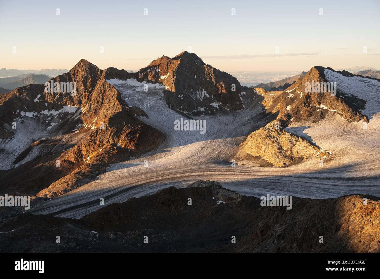 Malerische Hochgebirgslandschaft bei Sonnenaufgang mit alpenglow, Gletscher und felsigen Berggipfeln im Morgenlicht, Blick auf den Königshofspitz Stockfoto