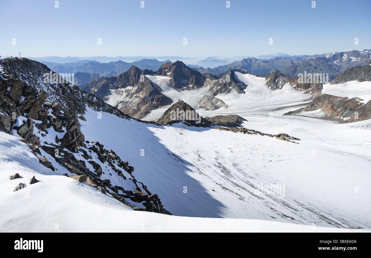 Auf dem Gipfel des Wilden Freigers, malerische Hochgebirgslandschaft mit Schnee, Blick auf den Uebeltalferner-Gletscher und die felsigen Berggipfel Königshofspit Stockfoto