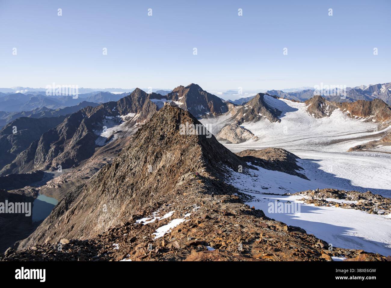 Gipfel der Becher mit Becherhaus, malerische Hochgebirgslandschaft, Blick auf den Uebeltalferner Gletscher und felsige Berggipfel Königshofspitz Stockfoto