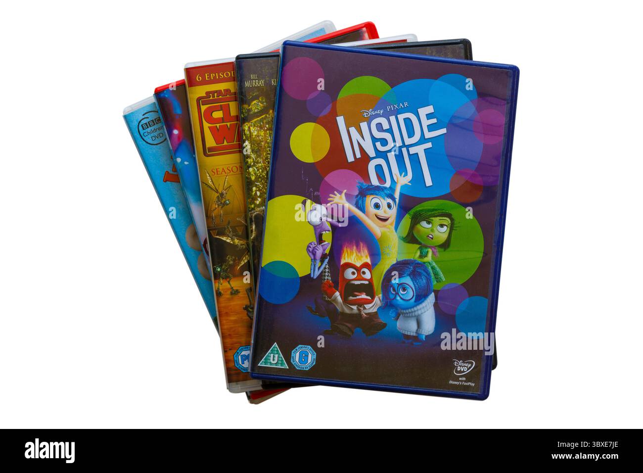 Stapel von DVDs mit innen außen liegender DVD auf weißem Hintergrund Stockfoto