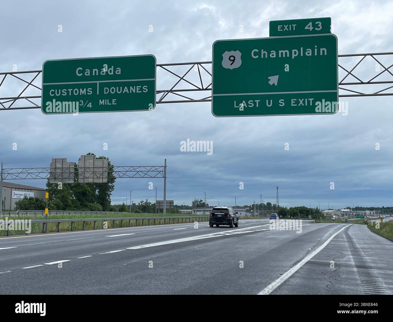 Ein Auto fährt auf dem interstate Highway in der Nähe von Champlain New York in Richtung Zoll an der kanadischen Grenze Stockfoto