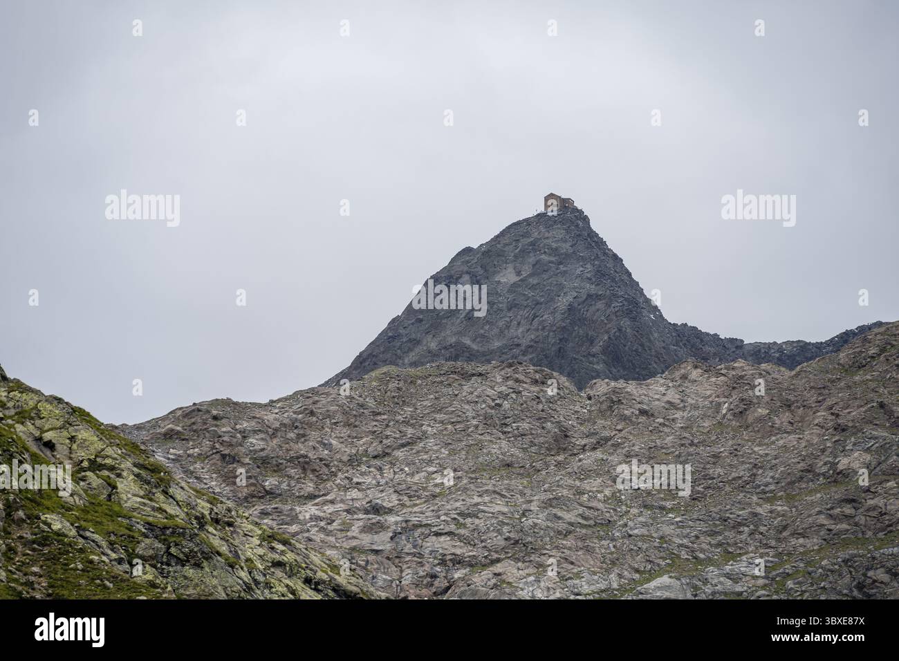 Berghütte Becherhaus auf dem felsigen Gipfel des Becher, Stubaier Alpen, bei Ridnaun, Südtirol, Italien Stockfoto