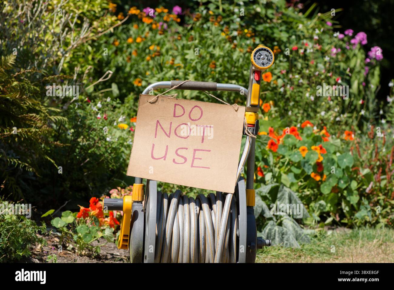 Warnschild zum Verbot von Schlauchleitungen, Schild nicht verwenden, Schlauchtrommel, Wasserknappheit aufgrund trockener Sommermonate, verboten Stockfoto