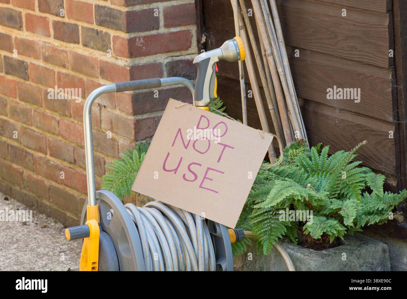 Warnschild zum Verbot von Schlauchleitungen, Schild nicht verwenden, Schlauchtrommel, Wasserknappheit aufgrund trockener Sommermonate, verboten Stockfoto