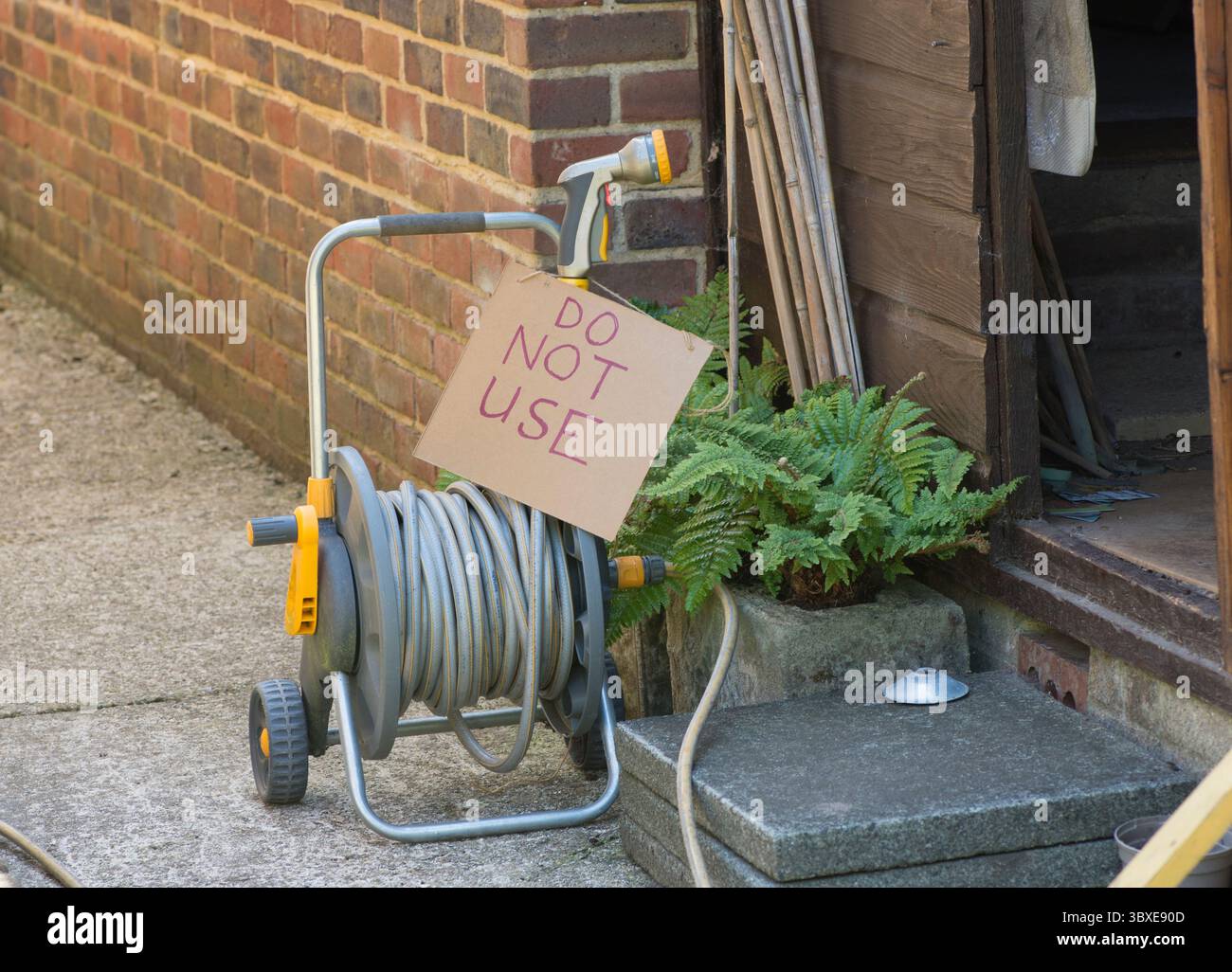 Warnschild zum Verbot von Schlauchleitungen, Schild nicht verwenden, Schlauchtrommel, Wasserknappheit aufgrund trockener Sommermonate, verboten Stockfoto