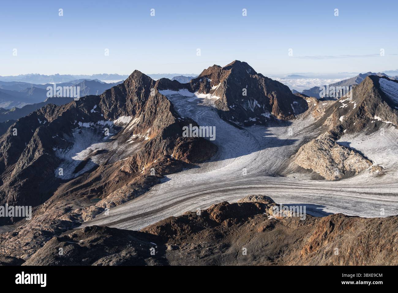 Malerische Hochgebirgslandschaft bei Sonnenaufgang, Gletscher und felsige Berggipfel im Morgenlicht, Blick auf den Königshofspitz und¿½ Stockfoto
