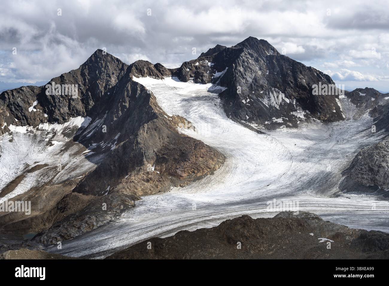 Hochgebirgslandschaft, Gletscher- und felsige Berggipfel, Blick auf den Königshofspitz und den Uebeltalferner Gletscher am Becher, Stubai Stockfoto
